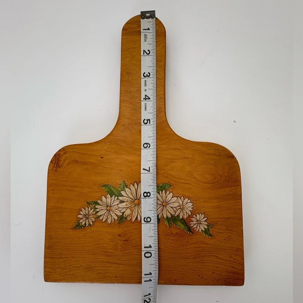 Vintage Wooden Cutting Board with Diasy Design